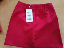 Falda Corta Lisa Color Rojo Marca Bershka Talla Xs24 Nueva